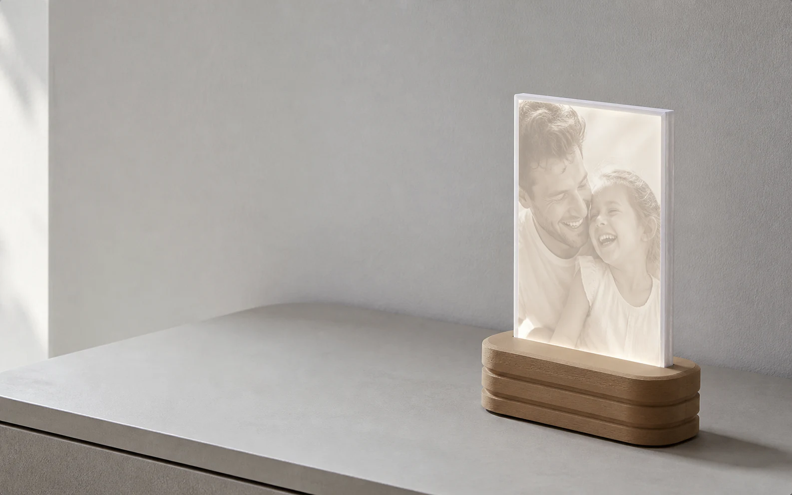 A complete neutral-white Photo Light with a father and daughter in a matte printed stand.
